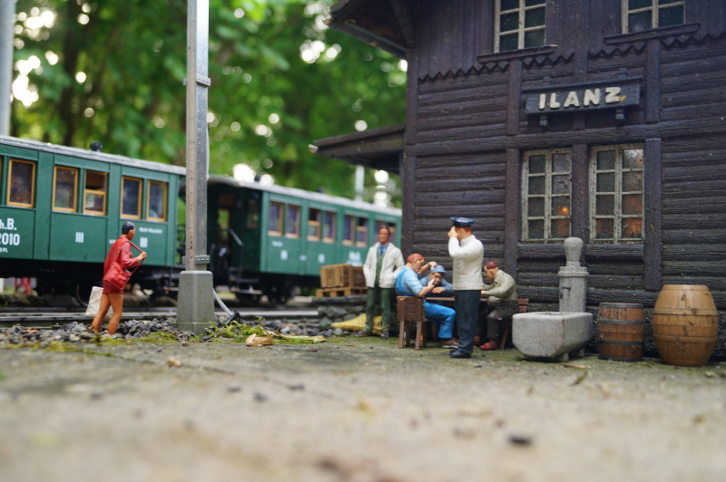 Die G 3/4 "Heidi" ist in Ilanz eingefahren.